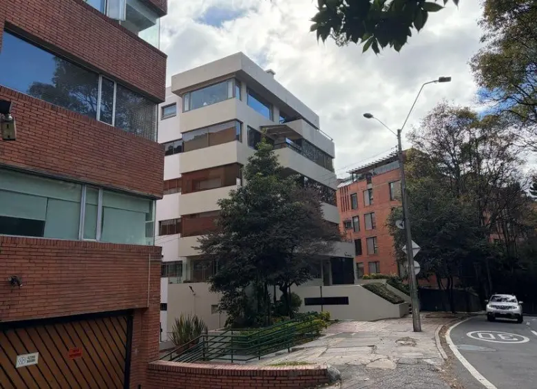Las nuevas empresas de Daniel Quintero, dedicadas al derecho, la robótica, la energía y la minería, comparten como domicilio un apartamento de este edificio gris. FOTO: EL COLOMBIANO