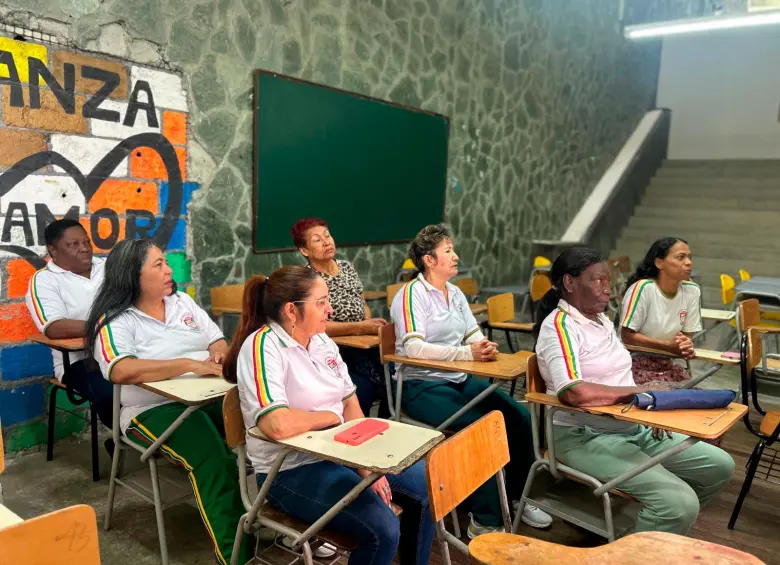 Las mujeres reciben apoyo económico para transporte y alimentación, así como ayuda con el cuidado de sus hijos. FOTO: ALCALDÍA