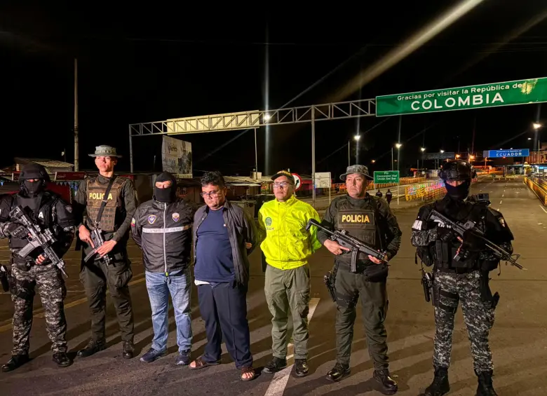 Alias “Saulo” fue entregado por la Policía de Ecuador a sus homólogos de Colombia, en el puente internacional de Rumichaca. FOTO: CORTESÍA DE POLICÍA.