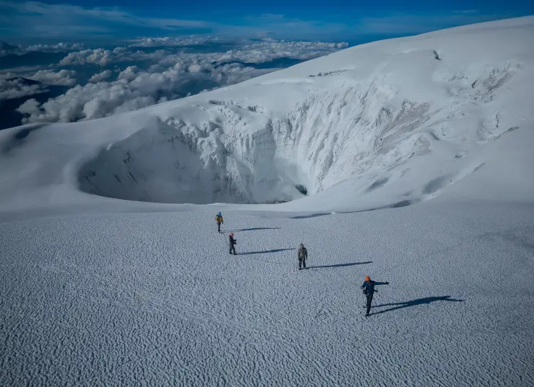 Los glaciares, reservas clave de agua dulce, se derriten a un ritmo acelerado debido al cambio climático, amenazando ecosistemas y comunidades. FOTO cortesía Yober Arias y Cumbres Blancas