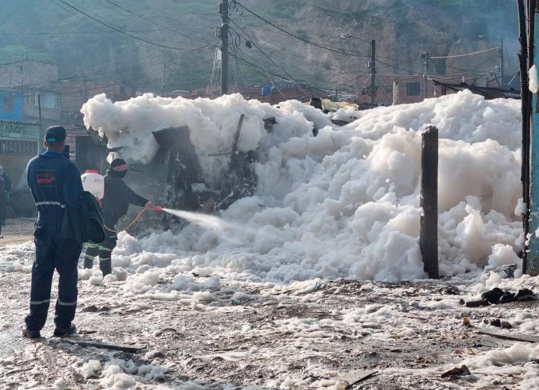 La espuma logró tener un máximo de 5 metros de altura. FOTO: DEFENSORÍA DEL PUEBLO