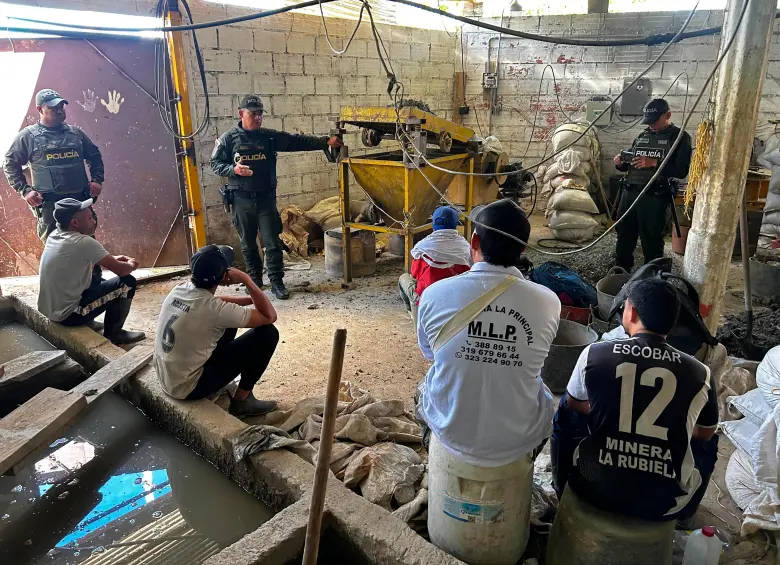 Las autoridades llegaron hasta un socavón en la parte alta de la ladera occidental de Girardota, donde encontraron elementos para la minería ilegal. FOTO CORTESÍA POLICÍA METROPOLITANA