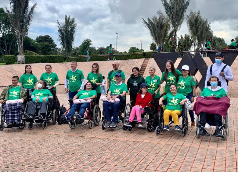 Pacientes y cuidadores impulsan el proyecto de ley “¡Muévete por Mí!”, con el que buscan reducir barreras de acceso a tratamientos, terapias y equipos médicos especializados. FOTO: ACELA (Asociación colombiana de ELA).