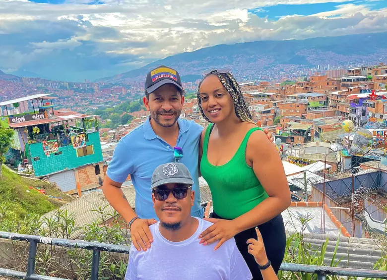 Álvaro Sebastian Kruis junto a sus dos hermanos en la zona turística de la Comuna 13. FOTO: Cortesía e imagen tomada de redes.