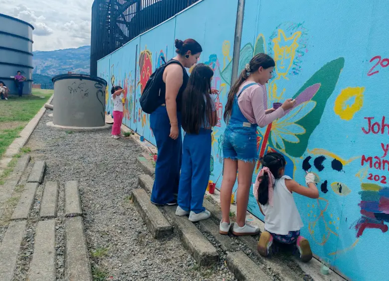 Un muro delimitará el área de los trabajos. Este fue pintado por grafiteros y personas de la comunidad el pasado fin de semana. FOTO: CORTESÍA