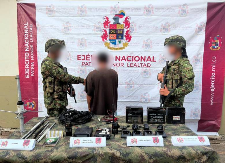 En el operativo se entregó además a las autoridades un presunto integrante del Clan del Golfo. FOTO: CORTESÍA BRIGADA 11