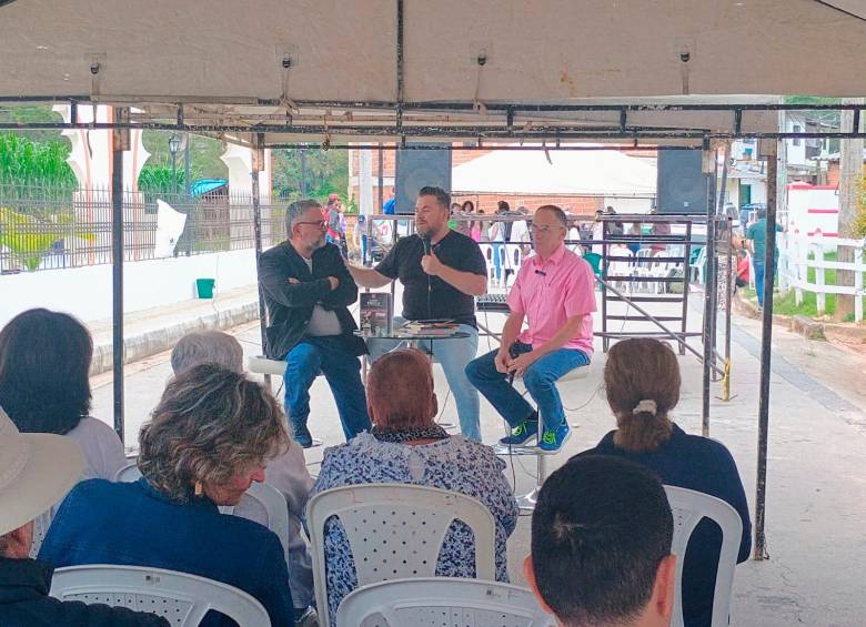 Escritores y lectores se reunieron en la primera Feria del Libro de Carolina del Príncipe, un evento que busca fortalecer la cultura y la literatura en Antioquia. FOTO cortesía