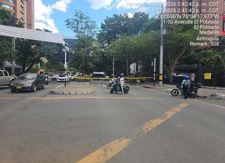 Las autoridades cerraron la avenida El Poblado, desde la calle 1, por cuenta de una amenaza de explosivo, la cual fue descartada por el personal de antiexplosivos. FOTO: CORTESÍA