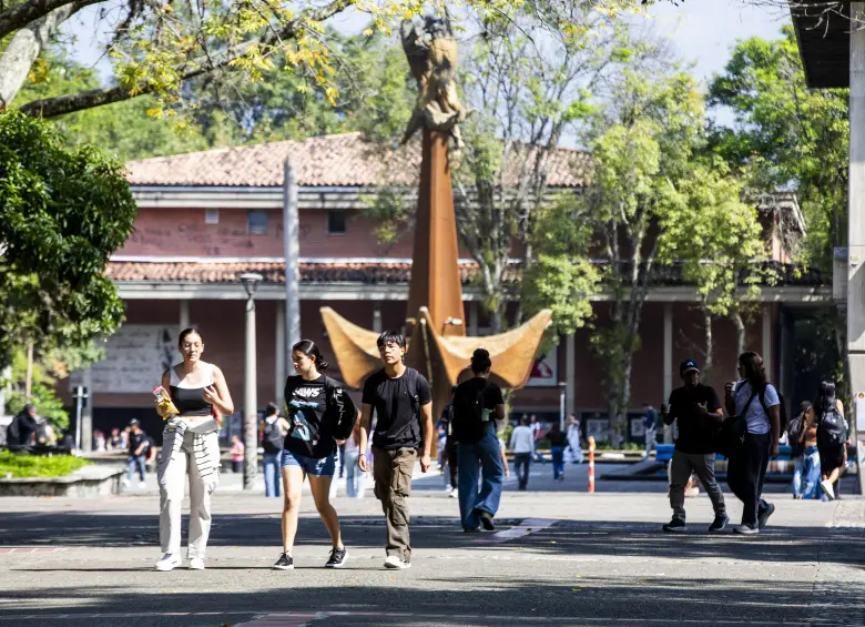 Descripción: Aspectos generales de la plazoleta de la Universidad de Antioquia. Escultura Hombre Creador de Energía. Lugar: . Fecha de evento: 11/02/2026. Foto: Julio César Herrera Echeverri.