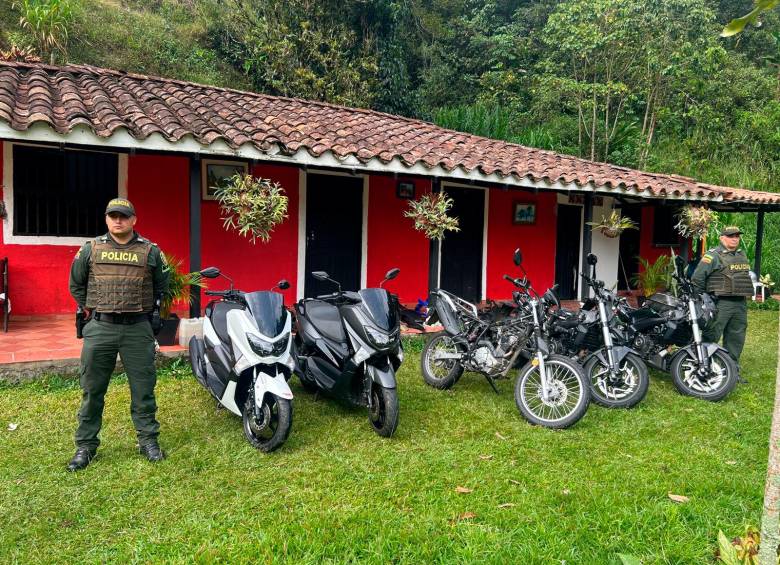 En la finca, ubicada en la vereda El Hoyo de Barbosa, las autoridades se toparon con cinco motos robadas y 80 autopartes. FOTO: CORTESÍA POLICÍA ANTIOQUIA