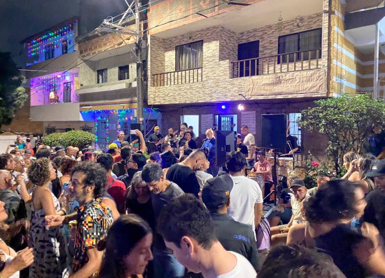 Imagen de la fiesta del pasado 25 de diciembre en Manrique Oriental, en Medellín. FOTO Cortesóa