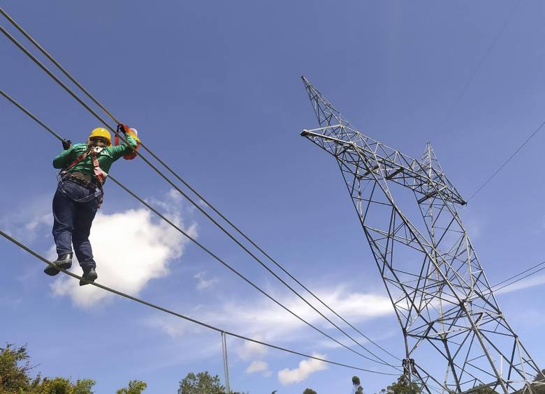 Una obrera realiza labores de mantenimiento a una línea de energía. Foto: Esneyder Gutiérrez