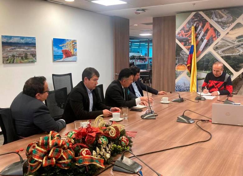 Voceros del gremio de transportadores y el ministro de Transporte, Guillermo Reyes, se reunieron ayer en Bogotá. FOTO tomada de @MinistroReyes