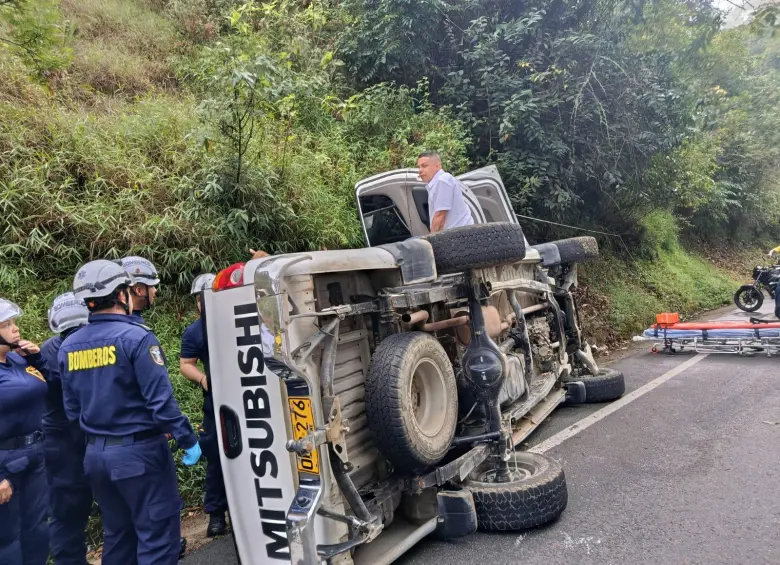 Así quedó la camioneta tras sufrir el incidente de tránsito cuando iba de camino a Cañasgordas. FOTO: Cortesía