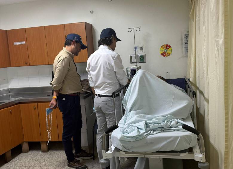 El alcalde de Medellín, Federico Gutiérrez, estuvo acompañado del secretario de Seguridad de Medellín con quien visitó a los policías y les dio palabras de aliento. FOTO: Cortesía cuenta de X de Federico Gutiérrez