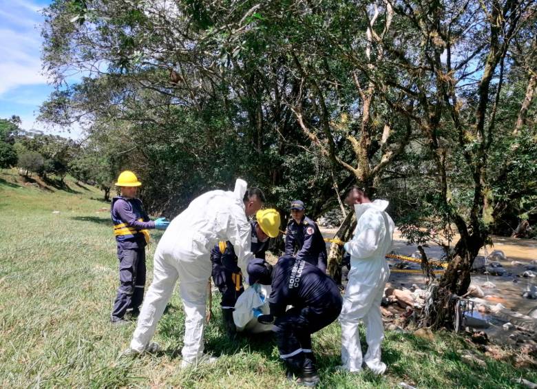 El cuerpo del joven fue hallado cerca de un kilómetro y medio de donde fue arrastrado por el agua. FOTO: Imagen tomada de la cuenta de redes del Cuerpo de Bomberos de Cisneros