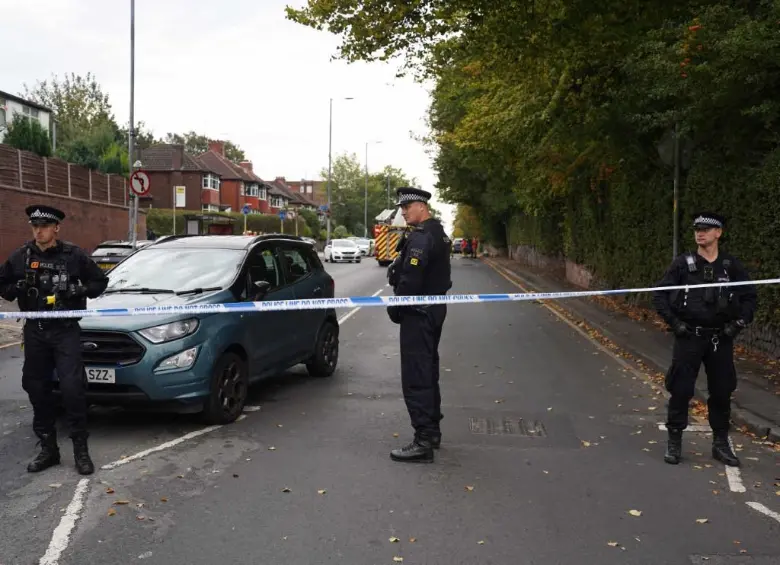 Un guardia de seguridad fue apuñalado y tres personas resultaron heridas, mientras que la policía disparó al sospechoso durante el incidente. FOTO: AFP