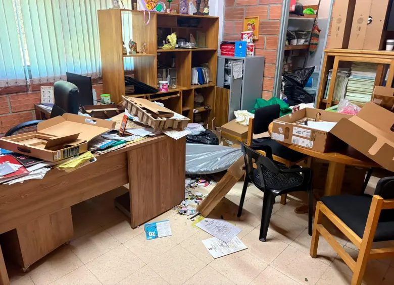 Así de desordenado quedó el salón a donde penetraron los ladrones en la escuela El Romeral, de Guarne. FOTO: CORTESÍA