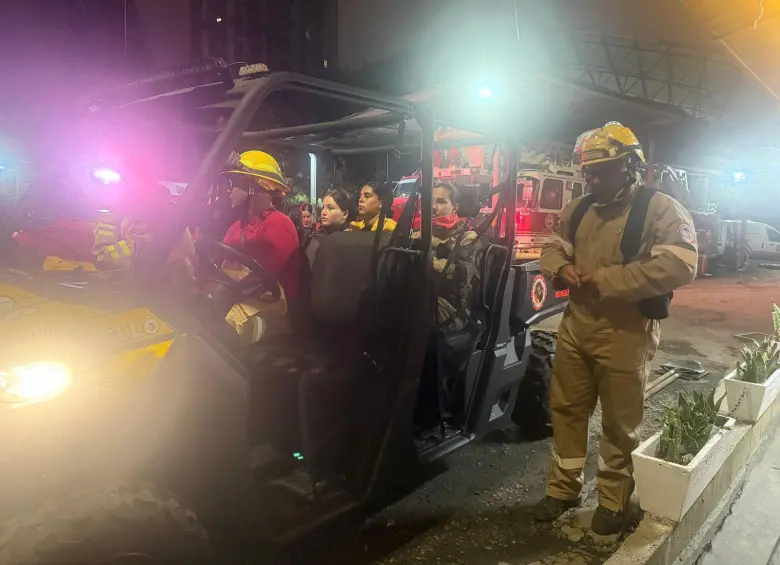 Un total de 45 unidades adelantan labores para controlar un incendio forestal que afecta la capa vegetal. FOTO: Cortesía Alcaldía de Bello