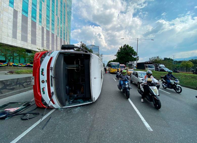 Dos personas no lograron salir del bus por sus propios medios. FOTO: CORTESÍA