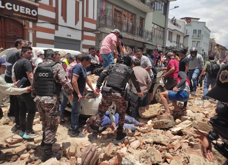 Cuatro personas fallecidas y una herida es el saldo parcial de este sismo que sacudió al Ecuador.