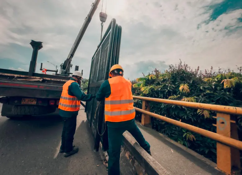 Estas son las mallas que se están instalando sobre dos de los puentes de Medellín para evitar que se sigan lanzando rocas contra los conductores que transitan por estos corredores viales. FOTO: CORTESÍA ALCALDÍA DE MEDELLÍN