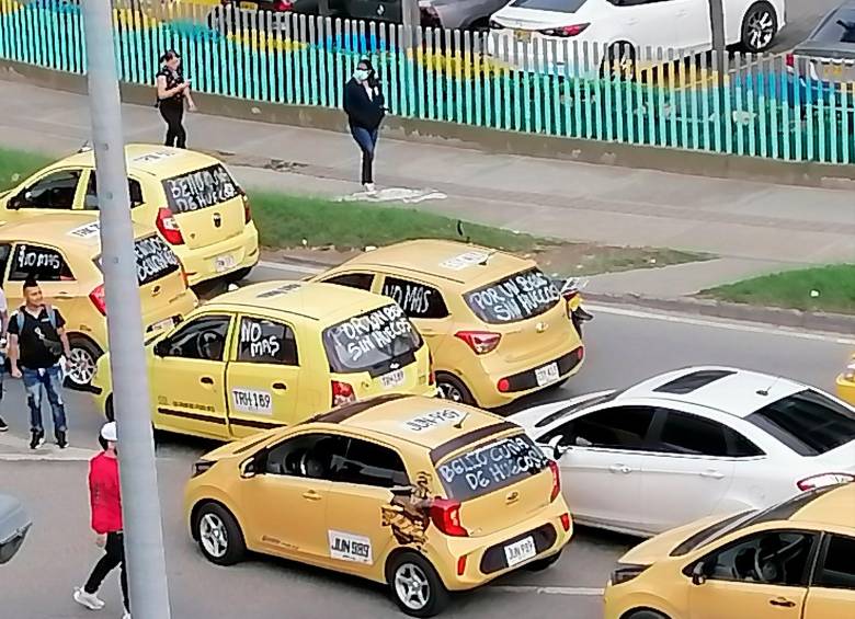 Los taxistas protestaron porque están cansados del mal estado de las vías del municipio. FOTO Cortesía