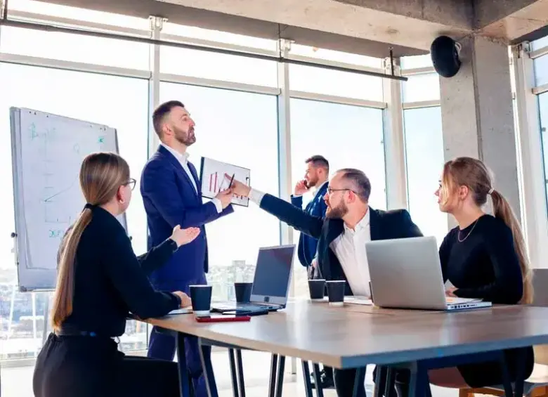 La IA avanza, pero las habilidades blandas mantienen su papel como el mayor diferenciador profesional. FOTO: Getty