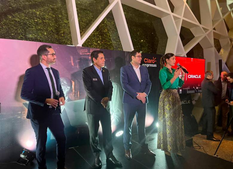 En la foto, de izquierda a derecha, Iván Durán, viceministro de Transformación Digital; Carlos Zenteno, presidente de Claro Colombia; y Germán Borromei, gerente general de Oracle para Colombia y Ecuador. FOTO CORTESÍA