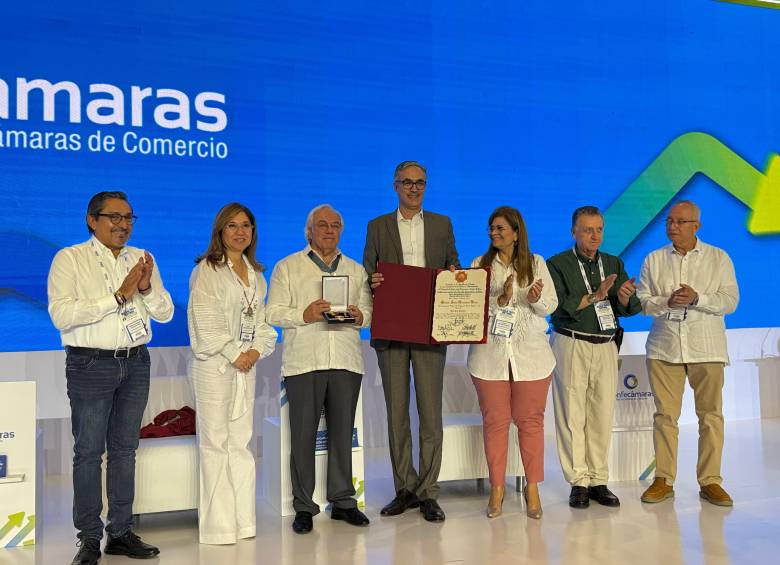Julián Domínguez recibió dos reconocimiento previo a su discurso de instalación. FOTO CORTESÍA