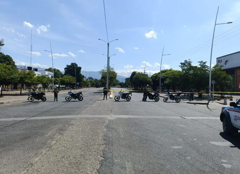 Las autoridades mantuvieron acordonada la zona en Aguachica, Cesar por un artefacto explosivo abandonado en la vía pública del municipio. FOTO: EJÉRCITO NACIONAL