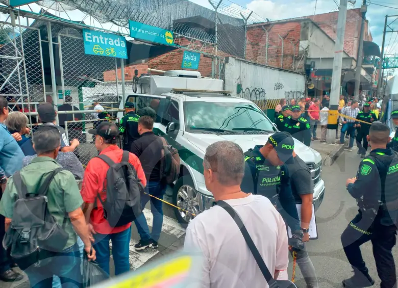 Los investigadores judiciales avanzan en las labores para esclarecer el asesinato del hombre dentro del parqueadero en el centro de Medellín. FOTO: MAURICIO PALACIO