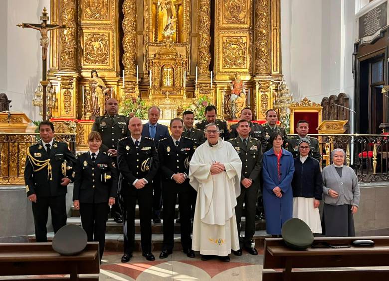 Agregados de la Policía Nacional en España participaron de la eucaristía. FOTO: CORTESÍA 