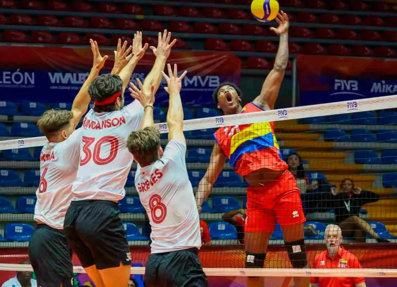 Miguel Ángel Martínez (uniforme rojo) en acción durante el duelo ante Canadá por la Copa Panamericana que se disputó en México. FOTO CORTESÍA 