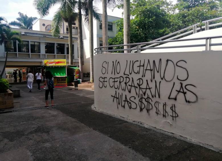 Los estudiantes siguen exigiendo una reunión directa con el alcalde Daniel Quintero. FOTO: ESNEYDER GUTIÉRREZ