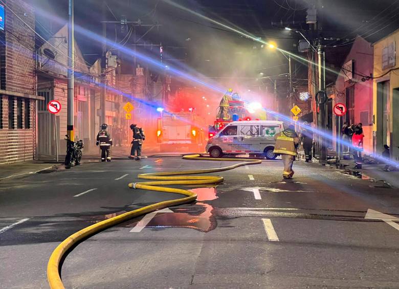 Con 24 unidades y 6 máquinas de bomberos se logró controlar el incendio. FOTO Cortesía