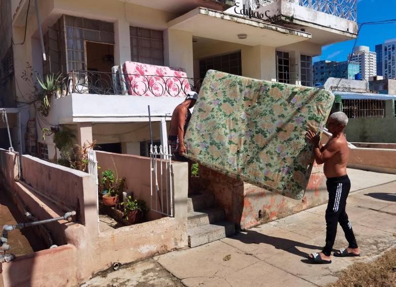 Varias personas sacaron a la calles sus pertenencias tras el paso del huracán Ian, como se ve en esta imagen captada en La Habana (Cuba). FOTO: Efe