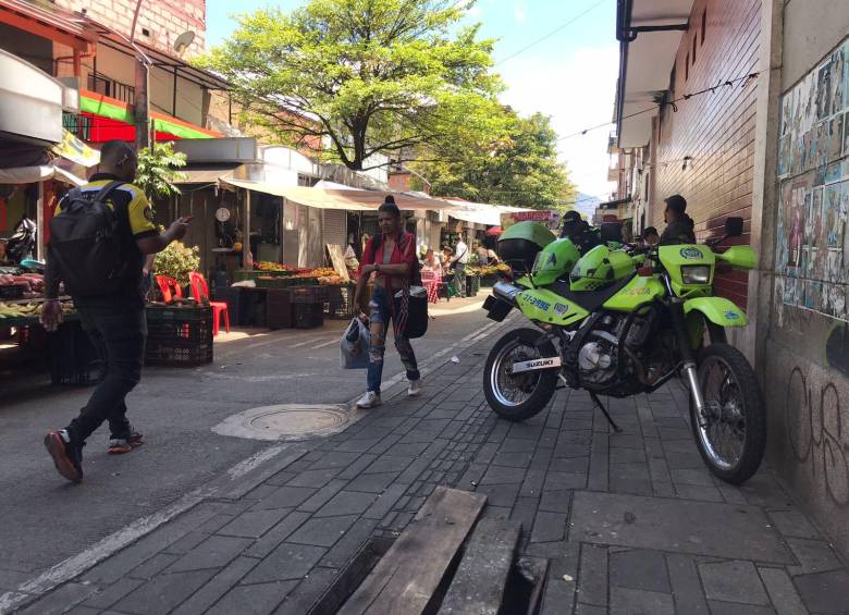 En este punto de la Plaza Zea, en el centro de Medellín, ocurrió el asesinato de estos dos hombres. FOTO: LAURA ROSA JIMÉNEZ VALENCIA