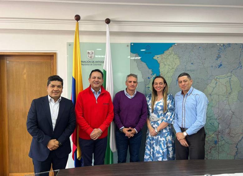 De izquierda a derecha, los senadores Eduardo Guevara y Manuel Virgüez, el gobernador Andrés Julián Rendón, la senadora Ana Paola Agudero y el diputado Mauricio Caly. FOTO: CORTESÍA