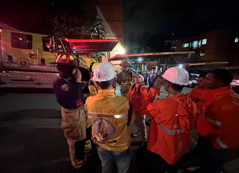 Equipos jurídicos y sociales de la administración distrital trabajan en el sitio para brindarles soluciones a los afectados. FOTO CORTESÍA