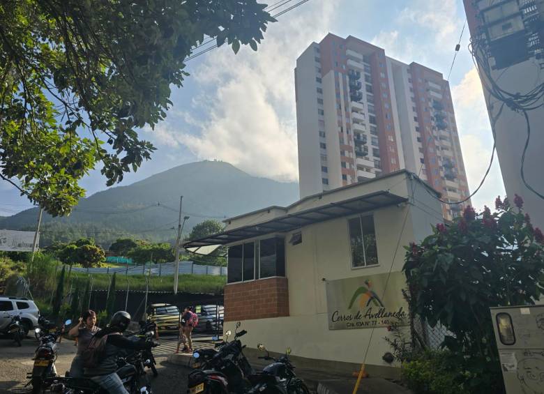 En el acceso a una de las torres de este edificio, en el barrio Villas del Sol, de Bello, ocurrió la muerte del estadounidense, de origen árabe, Sirajaldin Khalifa Abdul Qadr, de 64 años. FOTO: SANTIAGO OLIVARES TOBÓN
