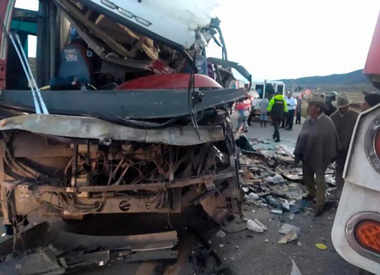Un bus de servicio intermunicipal chocó con una tractomula en la madrugada de este domingo. FOTO: COLPRENSA-VANGUARDIA