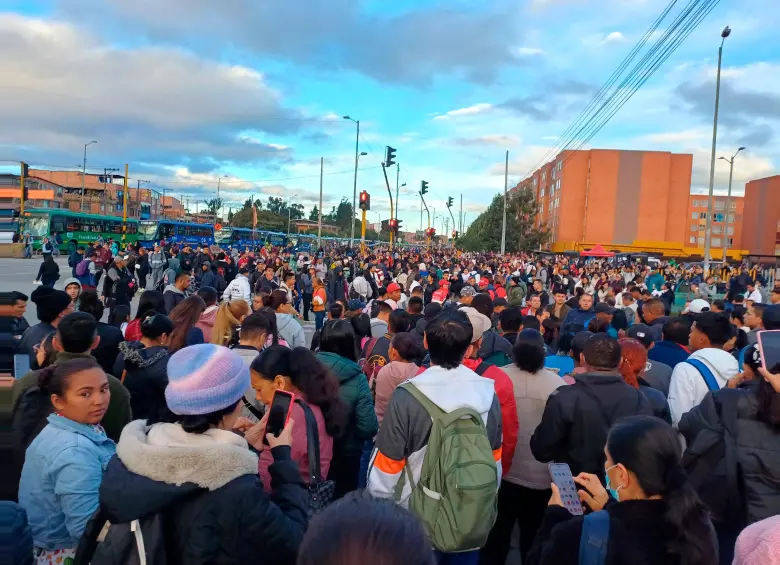 Decenas de ciudadanos se vieron afectados por la suspensión de servicios en el suroccidente de Bogotá. FOTO: Tomada de redes sociales