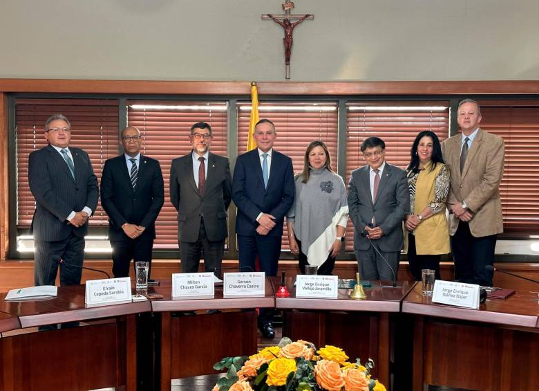 Entre otras, Cepeda (centro) se reunió con la fiscal Camargo (a su derecha), el presidente del Consejo de Estado, Milton Chaves; el presidente de la Corte Suprema de Justicia, Gerson Chaverra, y el magistrado Jorge Enrique Ibáñez, de la Corte Constitucional. FOTO: CORTESÍA