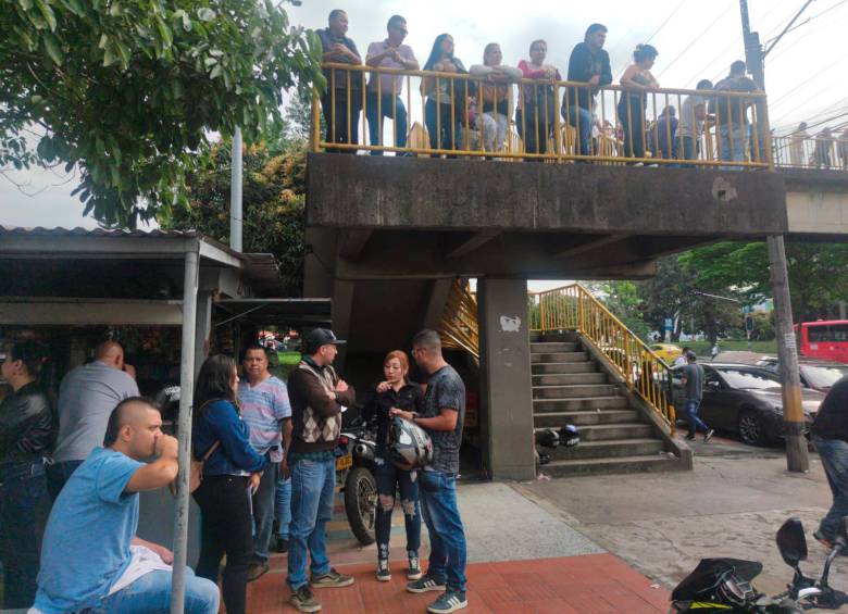 Los seguidores de Darío Gómez aguardan en las afueras de Medicina Legal la salida del carro fúnebre con el cuerpo del cantante. FOTO: JULIO CÉSAR HERRERA