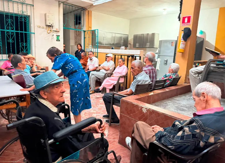 Los adultos mayores que reciben todos los servicios de la Fundación Aidesh, en el Barrio Antioquia, temen por su futuro al verse en riesgo de quedarse sin casa. FOTO: CORTESÍA