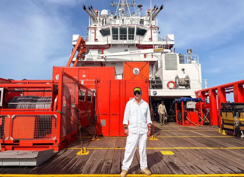 El presidente Gustavo Petro ha volcado sus redes sociales a la diatriba, la contienda y alguna que otra respuesta “poética”, aquí podemos verlo posando para uno de sus trinos en X. Foto: @petrogustavo