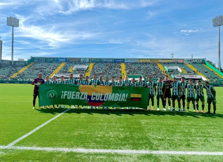 Todo el plantel de Chapecoense posando con un mensaje solidario para Colombia. FOTO: X ChapecoenseReal