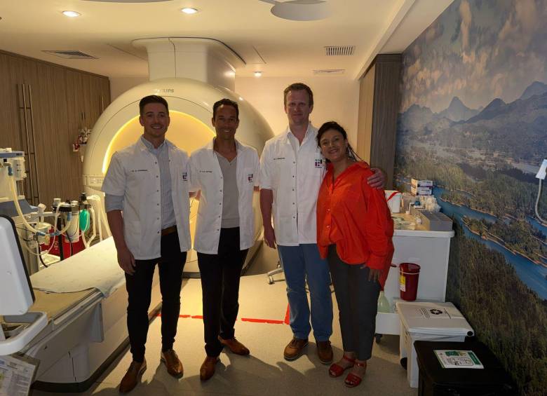 De izquierda a derecha: Dr. D. Christiaens (neuro radiología), Dr. Enrique Havinga (radiólogo pediatra), Dr. A. Braeckman (radiología muscuesquelética) y Ana Londoño, jefe de cooperación y donaciones en San Vicente Fundación. 