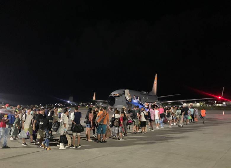 Según cifras oficiales, hasta este miércoles había 370 viajeros varados en la isla de San Andrés por el cese de operaciones aéreas de la aerolínea Viva Air. FOTO CORTESÍA FUERZA AÉREA 